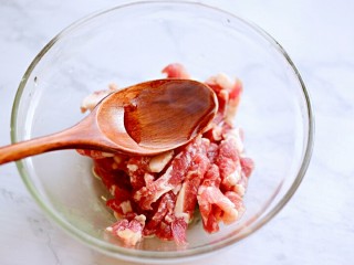 3、蒜苔炒肉,肉丝加料酒