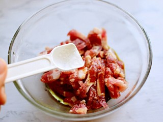 6、蒜苔炒肉,加盐，拌匀腌制15分钟