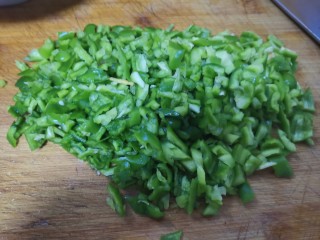 1、青椒鸡蛋饼,青椒洗干净切碎