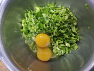 2、青椒鸡蛋饼,放入盆里,打2个鸡蛋