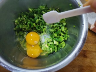 3、青椒鸡蛋饼,加入适量的盐