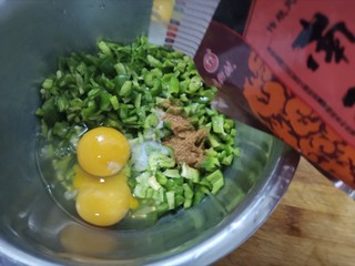 4、青椒鸡蛋饼,加入适量的五香粉