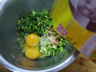 5、青椒鸡蛋饼,加入适量的鸡精