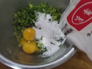 6、青椒鸡蛋饼,加入2勺淀粉
