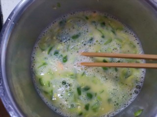 7、青椒鸡蛋饼,加入适量的水搅拌均匀