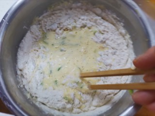 8、青椒鸡蛋饼,加入3大勺面粉搅拌均匀