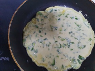 10、青椒鸡蛋饼,平底锅烧热,倒入适量的油,油热舀入一勺面糊,用铲子摊开摊均匀