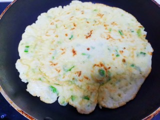 11、青椒鸡蛋饼,待一面定型反过来烙另外一面