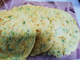 12、青椒鸡蛋饼,反复操作,直到烙至两面都金黄微焦