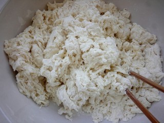 4、中式点心+枣花馍,盆里放入面粉，边倒水边搅拌成絮状，（酵母水和碱水可以交替倒入）