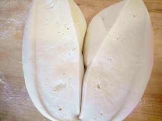 8、中式点心+枣花馍,揉到没有太大太多的气孔就差不多了，可以切开看看