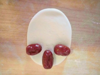 12、中式点心+枣花馍,在椭圆形的一头摆放三颗枣，如图