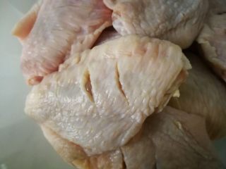 1、家常菜啤酒鸡翅,鸡翅清洗干净后，用刀在正反两面，划两刀。