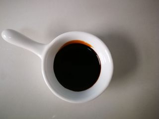 5、家常菜啤酒鸡翅,准备好的老抽。