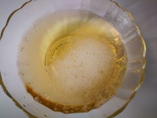 7、家常菜啤酒鸡翅,啤酒一瓶，为了拍照，倒到碗里了。