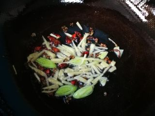 8、家常菜啤酒鸡翅,锅里倒入适量油，爆香大料和蒜苗，姜丝。