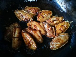 10、家常菜啤酒鸡翅,煎到两面微黄时，可以加入适量老抽及冰糖。小火炒一会。