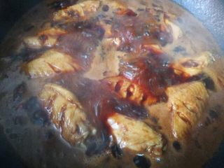 11、家常菜啤酒鸡翅,然后加入啤酒，转大火烧开，在转中小火咕嘟咕嘟吧。大概20分钟就行，关火闷会。