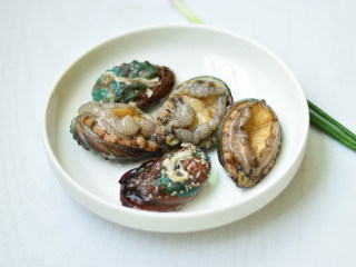1、蚝汁鲍鱼,材料准备好
