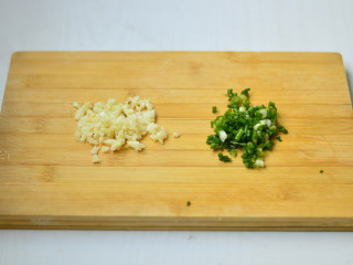 2、蚝汁鲍鱼,葱、蒜切沫