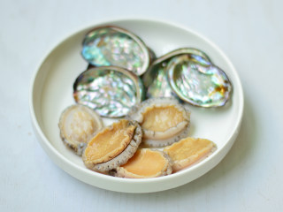 5、蚝汁鲍鱼,鲍鱼壳也同样刷洗干净备用