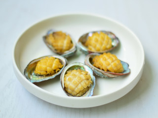 8、蚝汁鲍鱼,蒸好的鲍鱼拿出,摆入盘中