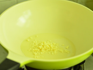 9、蚝汁鲍鱼,锅里热油,爆香蒜蓉