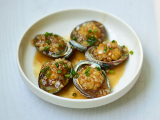 11、蚝汁鲍鱼,煮至浓稠后淋在鲍鱼上,撒上葱花即可