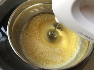 3、法式海绵蛋糕,坐热水打发，开高档大约打发15分钟左右