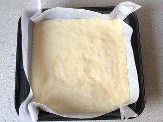 7、法式海绵蛋糕,倒入方盘，轻震去除气泡