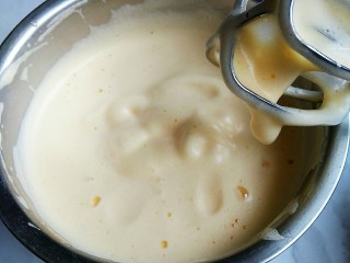 5、脆皮小蛋糕,中速一直打发到有纹路状态。