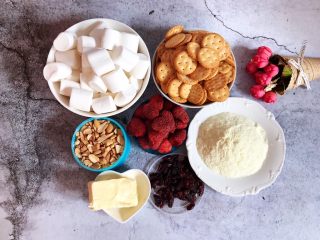 1、网红草莓雪花酥,准备好所需食材