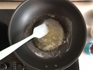 2、网红草莓雪花酥,将黄油放入锅中小火融化，可以将黄油把四周涂抹一遍，避免有一些锅粘锅