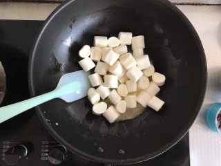 3、网红草莓雪花酥,倒入棉花糖，不停的搅拌，一定要全程小火