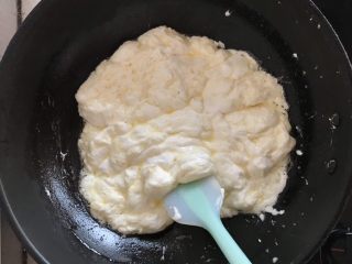 4、网红草莓雪花酥,将黄油和棉花糖均匀融化混合