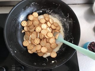 6、网红草莓雪花酥,加入小奇福饼干快速搅拌均匀