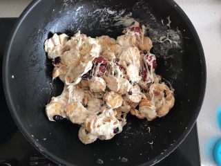 8、网红草莓雪花酥,搅拌均匀如图这样就可以拿出来放模具里了