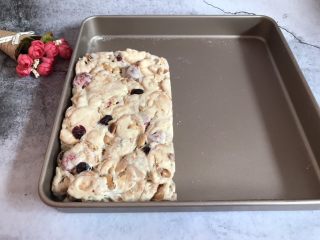 10、网红草莓雪花酥,放入模具中压实固定整形