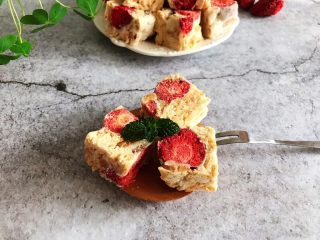 13、网红草莓雪花酥,切好的成品