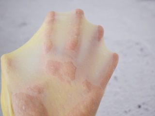 4、绵绵吐司,揉至完全扩展阶段,就是可以扯出薄薄的手套膜即可