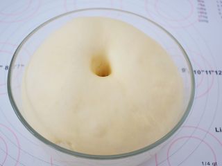 6、绵绵吐司,手指沾水或面粉戳一小洞,不反弹不回缩即发酵成功