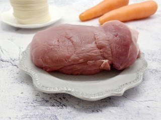 1、酸辣可口的【酸汤饺子】,猪肉喜欢选瘦的不带筋的、胡萝卜两根。