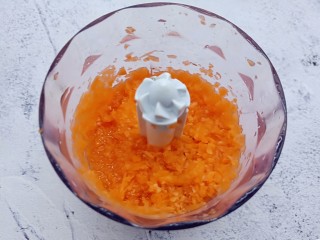 2、酸辣可口的【酸汤饺子】,胡萝卜切片放入搅拌机，也搅成末。