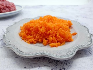 3、酸辣可口的【酸汤饺子】,胡萝卜汁可以不挤出来。