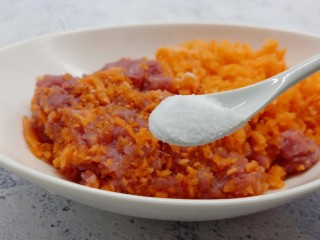 6、酸辣可口的【酸汤饺子】,肉末中加入细盐，一定要细盐（细盐容易化开）