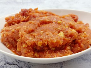 10、酸辣可口的【酸汤饺子】,用筷子把调味料都搅拌均匀。