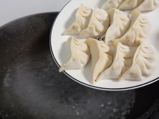 12、酸辣可口的【酸汤饺子】,锅里水开，加入包好的饺子入锅、锅里加一点盐（盐水能提高水的沸点，能使饺子熟得快些。加盐的水会增加饺子皮的筋成型使煮出来的饺子皮更有Q感）