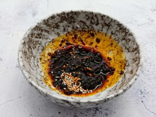 13、酸辣可口的【酸汤饺子】,三勺辣椒红油、三勺醋、一勺芝麻油、一勺生抽、半勺盐、熟芝麻拌均匀。