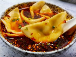 16、酸辣可口的【酸汤饺子】,好吃到连汤汁都不放过。万能的调料汁可以做酸汤面、酸汤馄饨都可以。