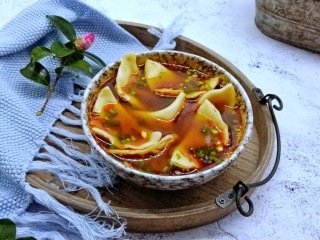 17、酸辣可口的【酸汤饺子】,包好的饺子吃不完的可以冷冻起来。